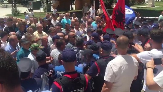 Përplasje dhe tensione në Berat, pas një ore qëndresë largohen militantët e opozitës (VIDEO)