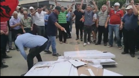 'Nuk ka zgjedhje pa PD-në'/ Militantët e opozitës  u vendosin zjarrin materialeve në Klos (VIDEO)