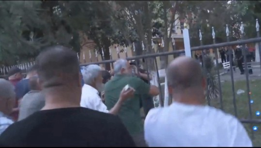 Tensione në Kavajë/ Militantët e PD sulmojnë policinë me molotov