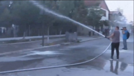 Kryebashkiaku i Kavajës nxjerr zjarrfikësit kundër policisë së Rendit, ujë me presion VS gaz lotjellës