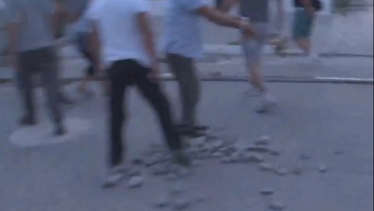 Kavajë/ Militantët e PD shkulin trotuaret dhe qëllojnë me gurë policët 
