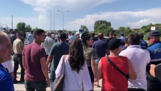 Militantët e PD mblidhen në superstradën Lezhë- Shkodër për të bllokuar kalimin e Ramës