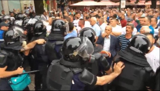 Shpërthejnë përplasjet në Shkodër, policia hedh gaz lotsjellës