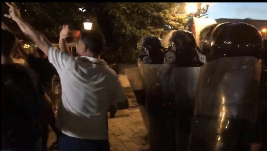 Rama ikën! Protestuesit s'i binden Ademit dhe Nokës, sulmojnë me gurë  policinë
