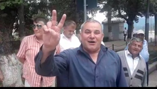 Militanti i PD niset për në protestë me dy gishta lart: Unë po të dua iki në çdo vend të Europës (VIDEO)
