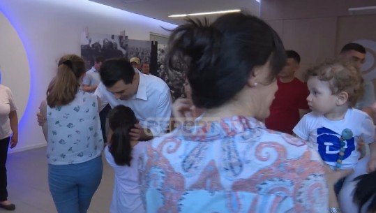 Bashkëshortja e Lulzim Bashës në protestë me vajzat (FOTO-VIDEO)