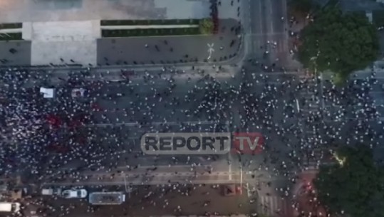 Fillon protesta e opozitës, Report Tv sjell pamjet me dron ora 20:30
