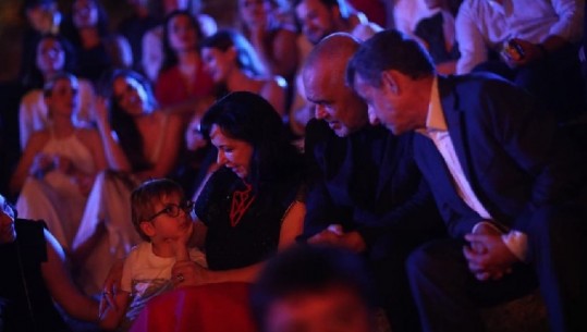 Carla Bruni elektrizon Butrintin, në koncert Nicola Sarkozy dhe Edi Rama