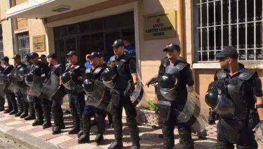 Sulmuan KZAZ-në në Shkodër/ Gjykata lë në burg 2 policët e Bashkisë 