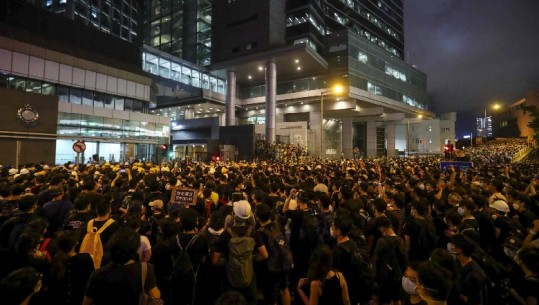 Hong Kong, mijëra protestues rrethojnë selinë e policisë 