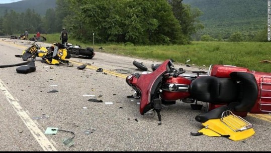 7 motoçiklistë humbin jetë pas përplasjes me një kamion në New Hampshire