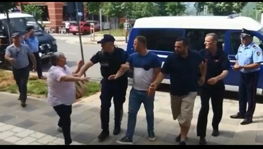 Punonjësit e bashkisë futen në gjykatë, familjarët: Rama ik! Militantët: Do dilni, mos e vrisni mendjen (VIDEO)