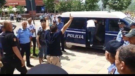 Sulmuan KZAZ-në në Kukës, punonjësit e bashkisë dalin me dy gishtat lart, nga qelia në arrest shtëpie (VIDEO)