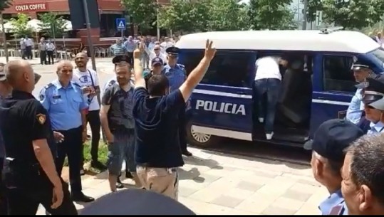 Sulmuan KZAZ-në në Kukës, punonjësit e bashkisë dalin me dy gishtat lart, nga qelia në arrest shtëpie (VIDEO)
