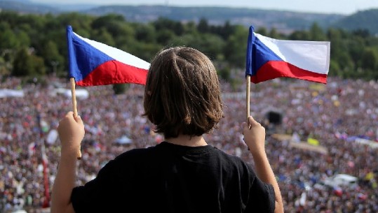 Mijëra protestues kundër kryeministrit çek Andrej Babisit, akuzohet për korrupsion (VIDEO)