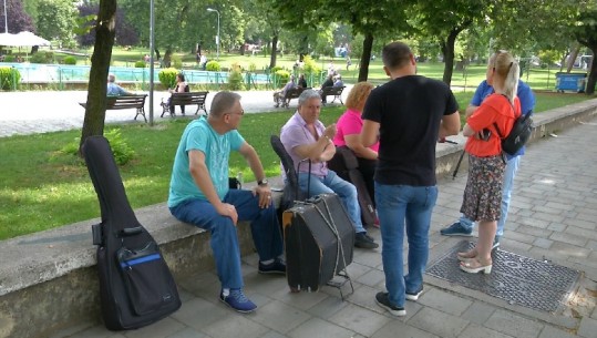 Instrumentistët luajnë muzikë në urban, presin një orë