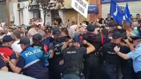 Militantët e PD shtyhen me forcat e policisë në Durrës/ Përpiqen të pengojnë takimin e Ramës