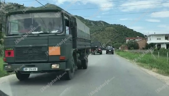 KQZ nis shpërndarjen e fletëve të votimit në KZAZ-të e rretheve me makina të ushtrisë (VIDEO)