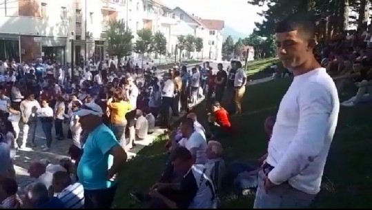 Rama në Tropojë, disa militantë të PD ulen në lulishte për të penguar takimin e tij