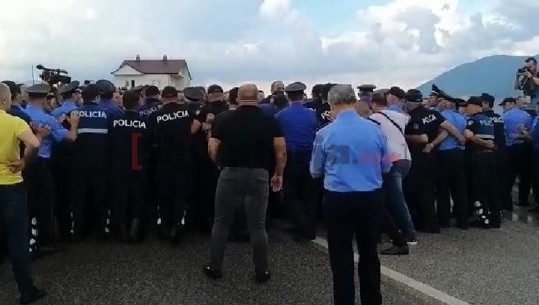 50 militantët e PD thyejnë kordonin e policisë, nisen në këmbë drejt aeroportit të Kukësit