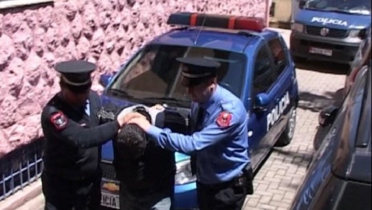 Ishte lënë në arrest shtëpie, por bënte kontrabandë cigaresh, prangoset 47-vjeçari në Tiranë