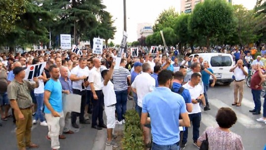 Militantët e opozitës grumbullohen për t'i bllokuar takimin elektoral Ramës në Elbasan