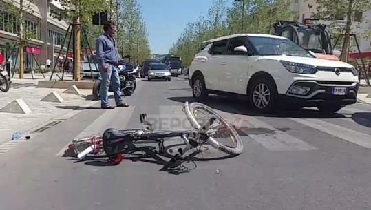 Po kalonte me biçikletë tek vizat e bardha, mjeti përplas pedaluesin (VIDEO)