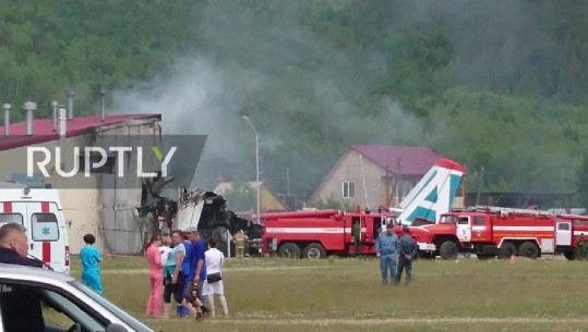 Rusi, 2 të vrarë dhe 30 të plagosur pasi aeroplani u përplasë me një ndërtesë
