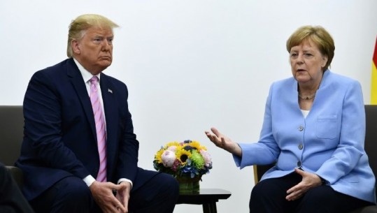 Japoni, Trump përkëdhel Merkel, 'mike e madhe dhe grua fantastike' (VIDEO)