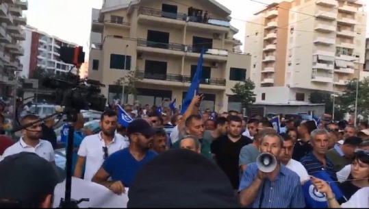 Një grup militantësh të opozitës mblidhen në Vlorë për të protestuar kundër Ramës