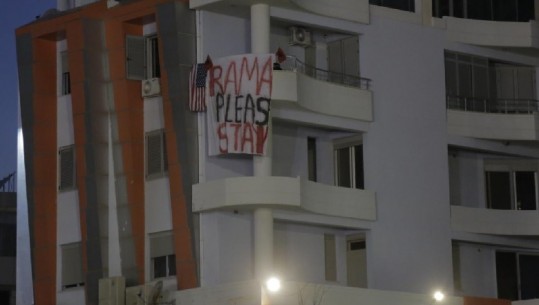 'Rama please stay', pankarta gjigante shpaloset në pallatin pranë mitingut elektoral në Vlorë