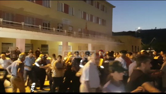 Militantët e PD-së tentojnë të futen në KZAZ-në e Dibrës, sulmojnë policinë
