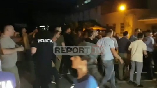 PD tenton të futet në KZAZ-në e Dibrës, lëndohen 6 efektivë dhe 14 protestues, policia gaz lotsjellës (VIDEO)