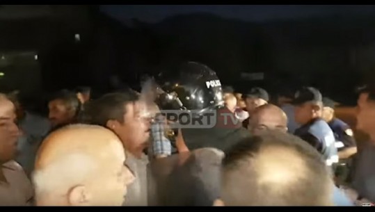 Policia: Po na sulmojnë me molotov 300 persona në Dibër, jemi në rrezik, distancohuni!