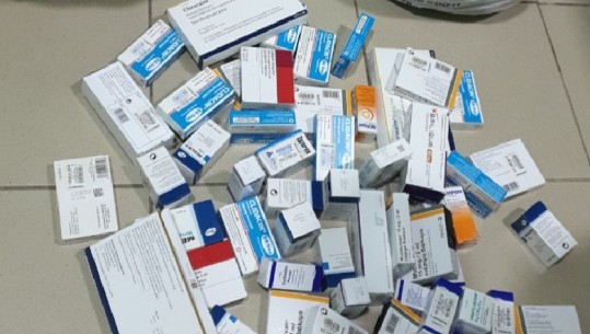 Farmacia/ Kaluan ilaçe kontrabandë, bien në pranga tre persona, procedohen edhe dy doganierë në Kapshticë