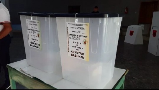 Edhe në Shkodër qendrat e votimit hapen pa incidente...Në 2 fshatra ende nuk kanë mbërritur materialet (VIDEO)