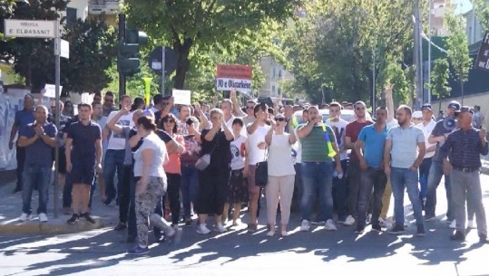 Militantët e PD marshojnë paqësisht në disa qendra votimi në kryeqytet (VIDEO)