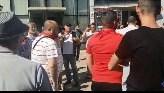 Salianji 'dirigjon' militantët para Bashkisë së Korçës, valle si në kohën e komunizmit (VIDEO)