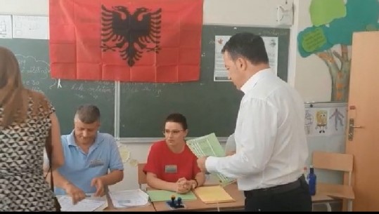 Voton edhe Niko Peleshi: Sot votohet për demokracinë e vendit (VIDEO)