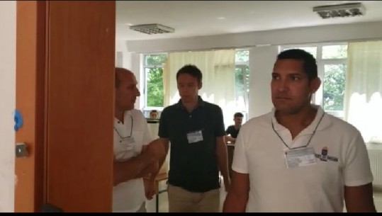 Ambasadori suedez në Shqipëri moritoron zgjedhjet në Kamëz (VIDEO)