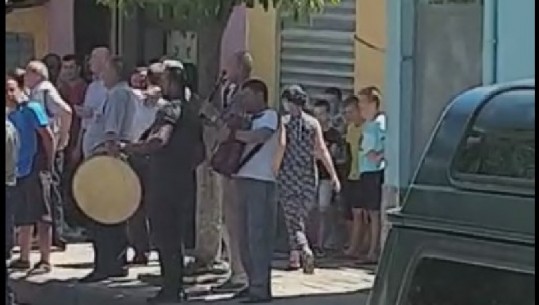 Në Burrel mbështetësit e PD ironizojnë votimet me daulle e me valle (VIDEO)