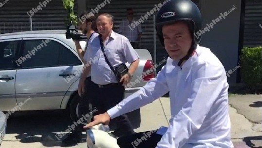 Valdrin Pjetri i bashkohet traditës së Shkodrës, shmang përdorimin e makinës si mjet transporti (VIDEO)