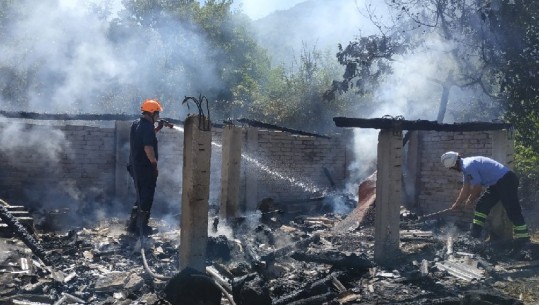 Shkrumbohet banesa në Gjirokastër, zjarrfikëset luftë me flakët