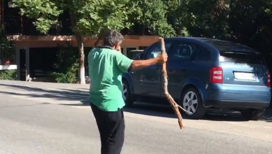 Një i dehur me dru në dorë tenton të sulmojë votuesit në Cërrik (VIDEO)