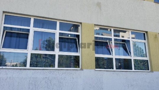 Punonjësit e bashkisë Kamëz i binden Mziut dhe filmojnë votuesit, vëzhguesit mbyllin dritaret me perde