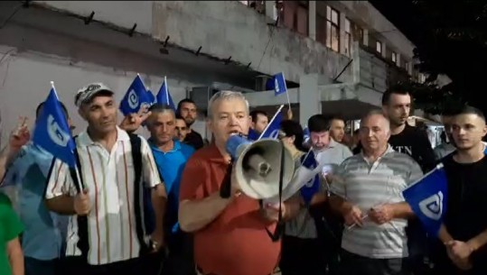 Militantët e PD mblidhen para KZAZ-së në Gjirokastër, Dasho Aliko: Protesta paqësore për fitoren tonë!