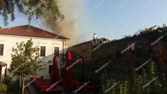 Zjarr në një banesë në Kalanë e Elbasanit, katër zjarrfikëse në luftë me flakët, rrezikohet një hotel (VIDEO)