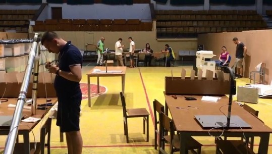 Kamera mban peng numërimin e votave në Peqin