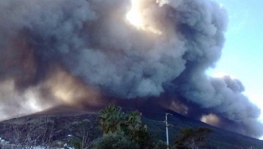 Itali, shpërthen vullkani Stromboli, vdes një alpinist, turistët hidhen nga paniku në det (FOTO)