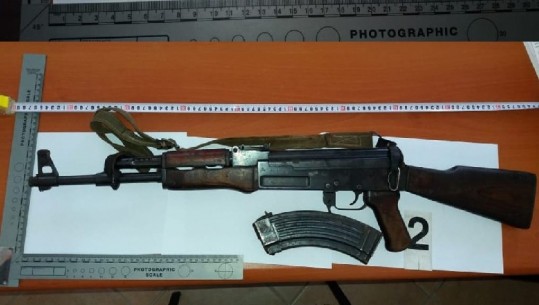 200 fidanë kanabis që i ruanin me kallash e pistoletë, kapet 29-vjeçari në Vlorë dhe shpallen në kërkim dy shokët e tij 